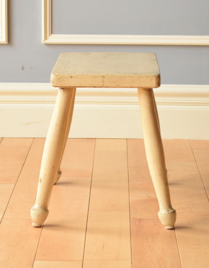 板座面 アンティーク チェア 可愛らしい小さなアンティークチェア、ペイント仕上げのスツール。シンプルな4本脚のデザイン。(k-1099-c)
