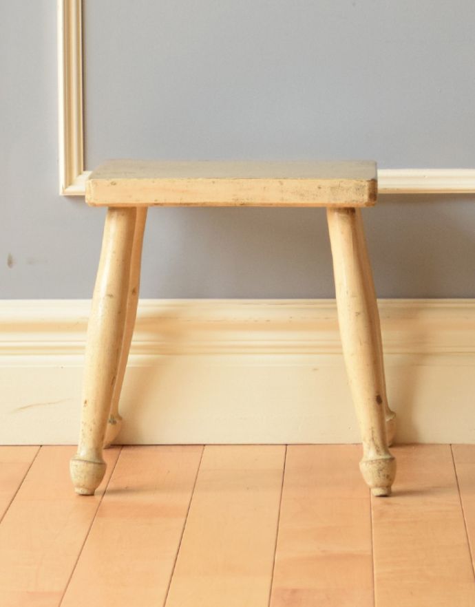 板座面 アンティーク チェア 可愛らしい小さなアンティークチェア、ペイント仕上げのスツール。脚先のぽこっと丸いデザインは遠くから見ると、とってもも可愛いんです。(k-1099-c)
