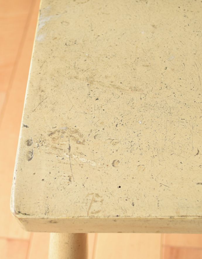 板座面 アンティーク チェア 可愛らしい小さなアンティークチェア、ペイント仕上げのスツール。アンティークは新品ではないので、経年変化によるキズはありますが、専門の職人によって目立たないようにキレイにお直しをしています。(k-1099-c)