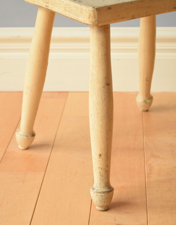 板座面 アンティーク チェア 可愛らしい小さなアンティークチェア、ペイント仕上げのスツール。メンテナンスをしっかりしているので、男性の方でも安心してお掛けください。(k-1099-c)