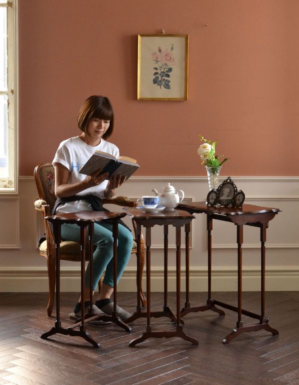 ロイドテーブル　アンティーク家具　細長い脚の英国のアンティーク家具、３つセットのコーヒーテーブル（ネストテーブル）。キチンとお直ししてありますので、安定感があります。(k-1099-f)
