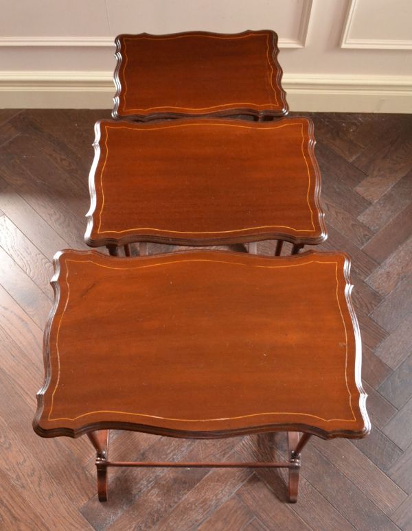 ロイドテーブル　アンティーク家具　細長い脚の英国のアンティーク家具、３つセットのコーヒーテーブル（ネストテーブル）。天板もピカピカです。(k-1099-f)