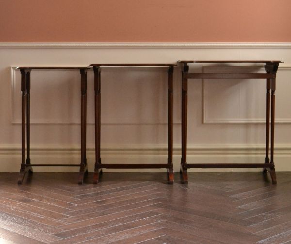 ロイドテーブル　アンティーク家具　細長い脚の英国のアンティーク家具、３つセットのコーヒーテーブル（ネストテーブル）。大・中・小サイズのテーブルがセットでお届けします。(k-1099-f)