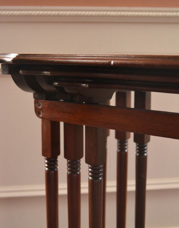 ロイドテーブル　アンティーク家具　細長い脚の英国のアンティーク家具、３つセットのコーヒーテーブル（ネストテーブル）。このようにコンパクトになります。(k-1099-f)