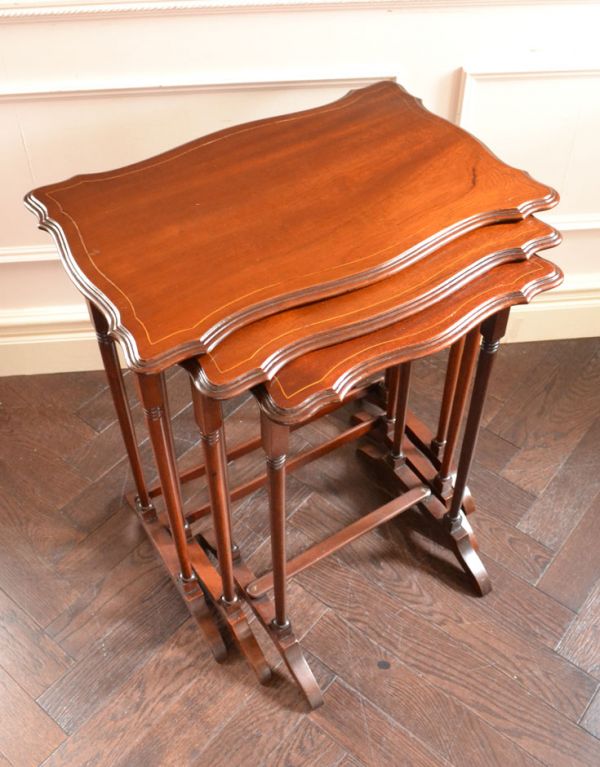 ロイドテーブル　アンティーク家具　細長い脚の英国のアンティーク家具、３つセットのコーヒーテーブル（ネストテーブル）。このように美しく、コンパクトになります。(k-1099-f)