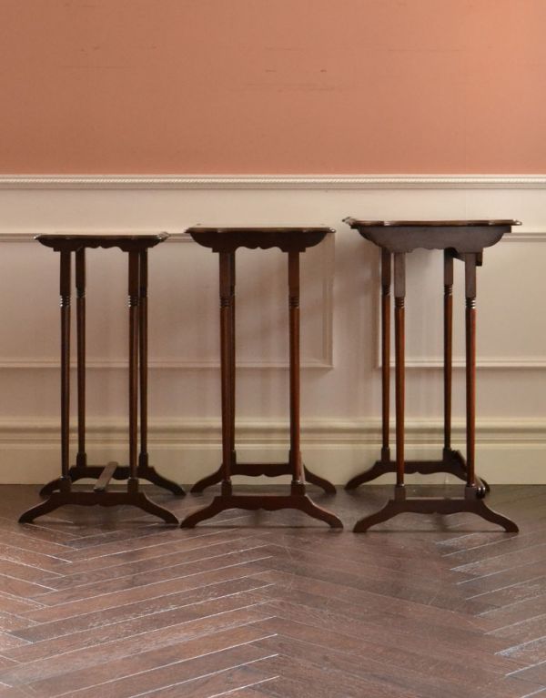 ロイドテーブル　アンティーク家具　細長い脚の英国のアンティーク家具、３つセットのコーヒーテーブル（ネストテーブル）。並ぶと繊細な脚の美しさが際立ちます。(k-1099-f)