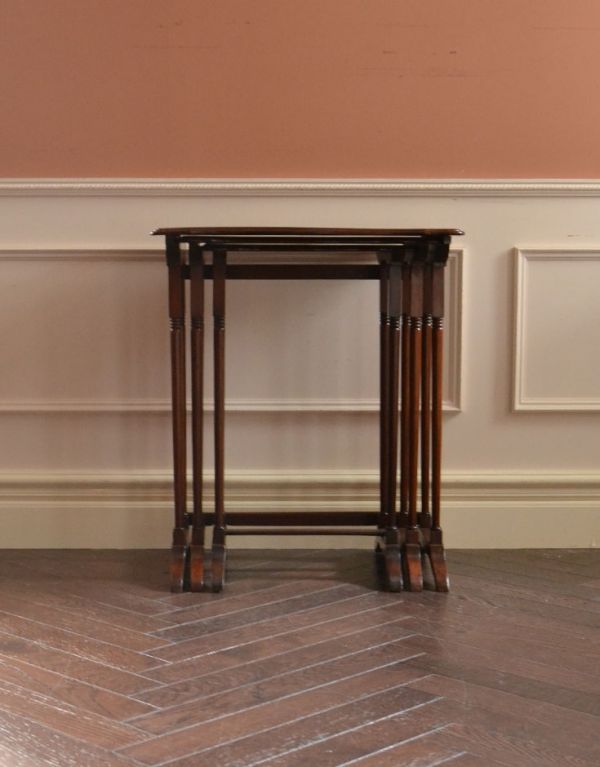 ロイドテーブル　アンティーク家具　細長い脚の英国のアンティーク家具、３つセットのコーヒーテーブル（ネストテーブル）。スッキリしまえて、便利。(k-1099-f)