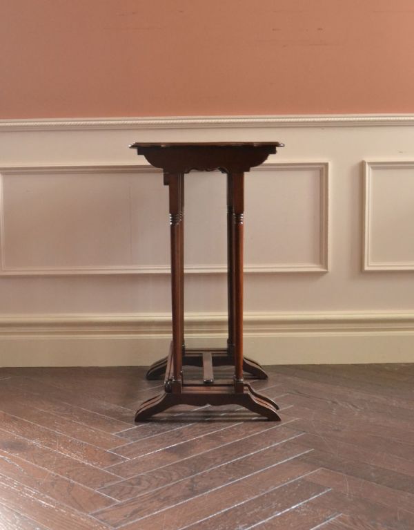 ロイドテーブル　アンティーク家具　細長い脚の英国のアンティーク家具、３つセットのコーヒーテーブル（ネストテーブル）。横から見てもピタッと収まっています。(k-1099-f)