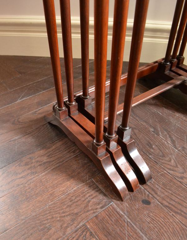 ロイドテーブル　アンティーク家具　細長い脚の英国のアンティーク家具、３つセットのコーヒーテーブル（ネストテーブル）。キチンとお直ししてありますので、安定感のある脚です。(k-1099-f)