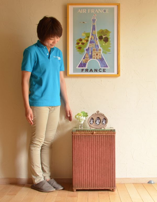 ロイドルーム　アンティーク家具　アンティークのイギリス家具、テーブルに使えるロイドルームのランドリーボックス。場所もとらないので、お部屋の空いたスペースに置いてみて下さい。(k-1100-f)