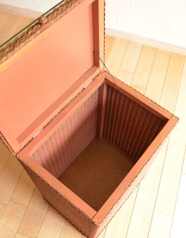 ロイドルーム　アンティーク家具　アンティークのイギリス家具、テーブルに使えるロイドルームのランドリーボックス。中も修復してあるので、実用的になんでも入れて頂けます。(k-1100-f)