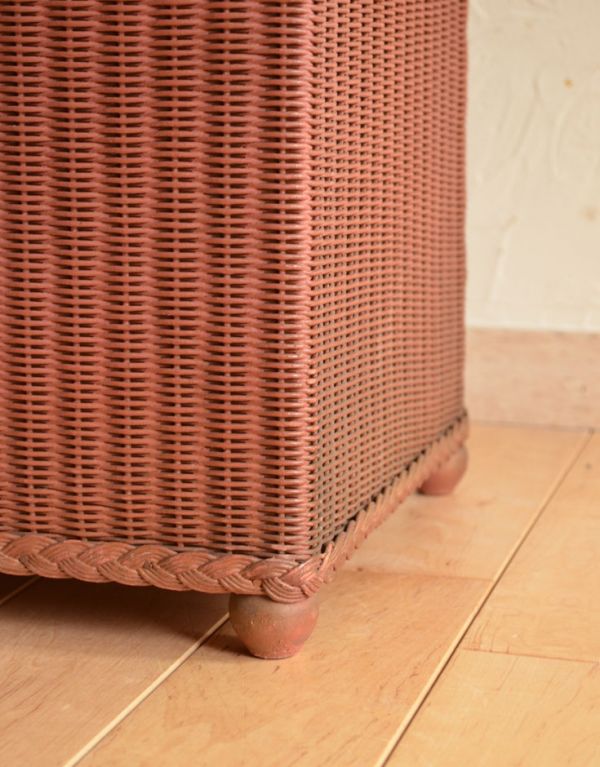 ロイドルーム　アンティーク家具　アンティークのイギリス家具、テーブルに使えるロイドルームのランドリーボックス。底もしっかりとした安定感があります。(k-1100-f)