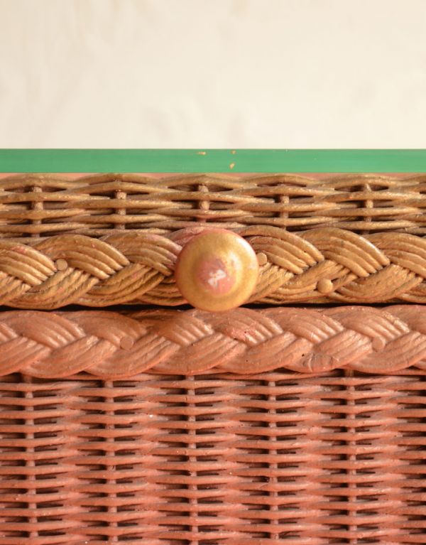 ロイドルーム　アンティーク家具　アンティークのイギリス家具、テーブルに使えるロイドルームのランドリーボックス。ふたの縁には可愛い編み目があります。(k-1100-f)