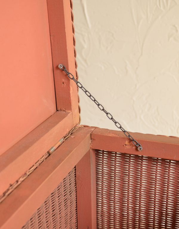 ロイドルーム　アンティーク家具　アンティークのイギリス家具、テーブルに使えるロイドルームのランドリーボックス。チェーンでつないでいるので安心です。(k-1100-f)