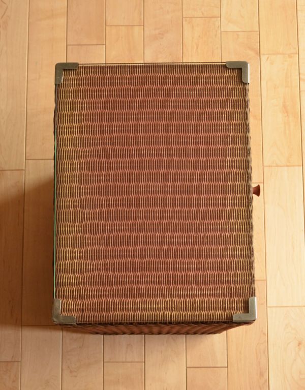 ロイドルーム　アンティーク家具　アンティークのイギリス家具、テーブルに使えるロイドルームのランドリーボックス。天板のガラスもキレイな状態です。(k-1100-f)