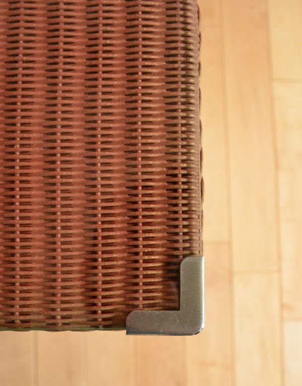 ロイドルーム　アンティーク家具　アンティークのイギリス家具、テーブルに使えるロイドルームのランドリーボックス。ガラスはしっかり固定されているので、安定感があります。(k-1100-f)