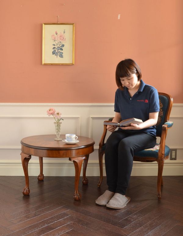 アンティーク家具　イギリスのアンティーク家具、ウォルナット材を使ったコーヒーテーブル。玄関で花器を飾ったり、ソファの前に持ってくれば、ちょうどいいサイドテーブルに。(k-1101-f)