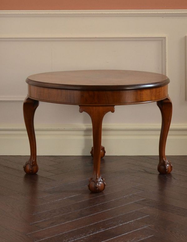 アンティーク家具　イギリスのアンティーク家具、ウォルナット材を使ったコーヒーテーブル。脚の美しさが自慢のテーブル！持ち運びがしやすく、場所もとらないので重宝します。(k-1101-f)