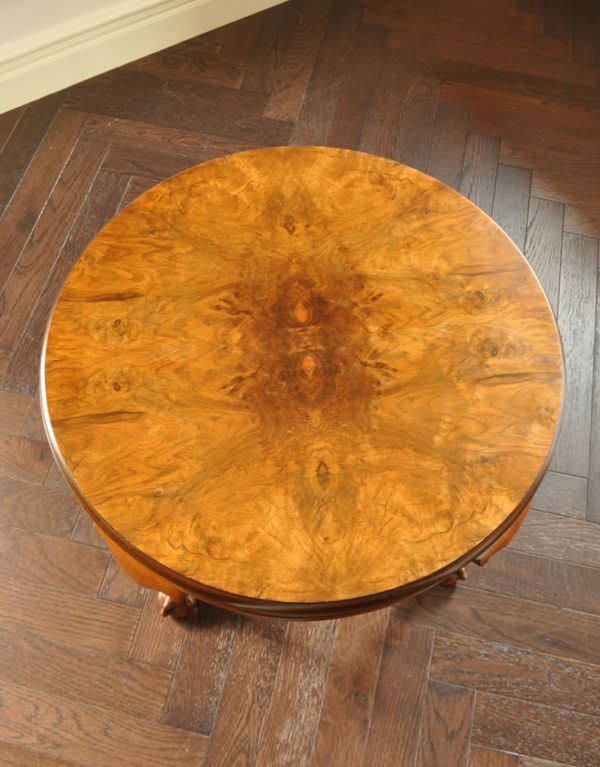 アンティーク家具　イギリスのアンティーク家具、ウォルナット材を使ったコーヒーテーブル。落ち着きのある茶色です。(k-1101-f)