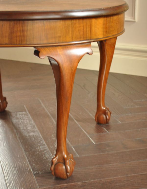 アンティーク家具　イギリスのアンティーク家具、ウォルナット材を使ったコーヒーテーブル。脚にもキレイな装飾があります。(k-1101-f)