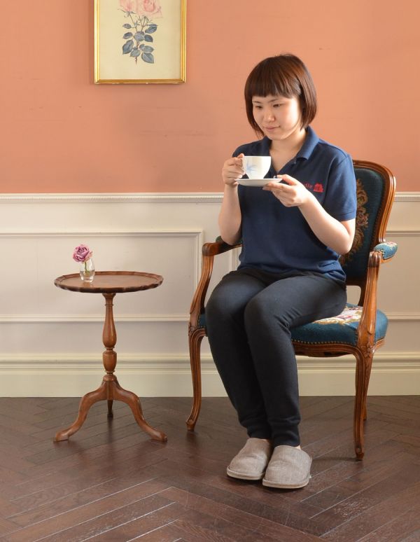 アンティーク家具　木製の可愛いイギリスアンティーク家具、丸い形のティーテーブル。玄関で花器を飾ったり、ソファの前に持ってくれば、ちょうどいいサイドテーブルに。(k-1102-f)