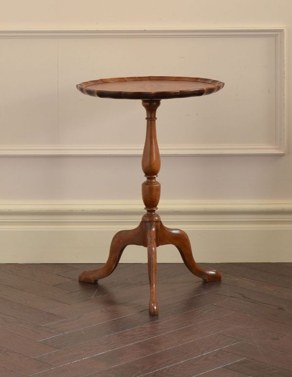 アンティーク家具　木製の可愛いイギリスアンティーク家具、丸い形のティーテーブル。持ち運びもしやすいので、どこでも便利に使えます。(k-1102-f)