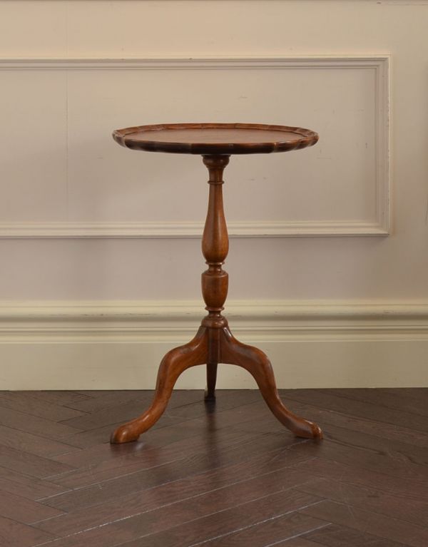 アンティーク家具　木製の可愛いイギリスアンティーク家具、丸い形のティーテーブル。落ち着きのある茶色なので上品です。(k-1102-f)