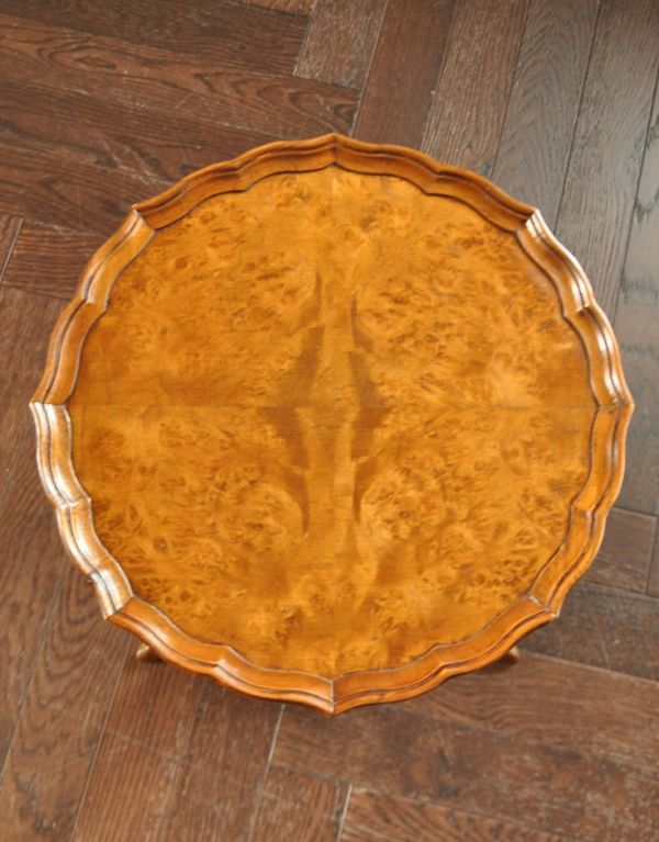 アンティーク家具　木製の可愛いイギリスアンティーク家具、丸い形のティーテーブル。天板もキレイに仕上げました。(k-1102-f)