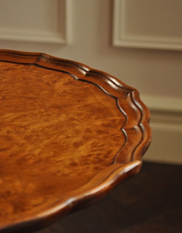 アンティーク家具　木製の可愛いイギリスアンティーク家具、丸い形のティーテーブル。角が丸くなっているので、小さなお子さまがいるお家でも安心してお使い頂けます。(k-1102-f)