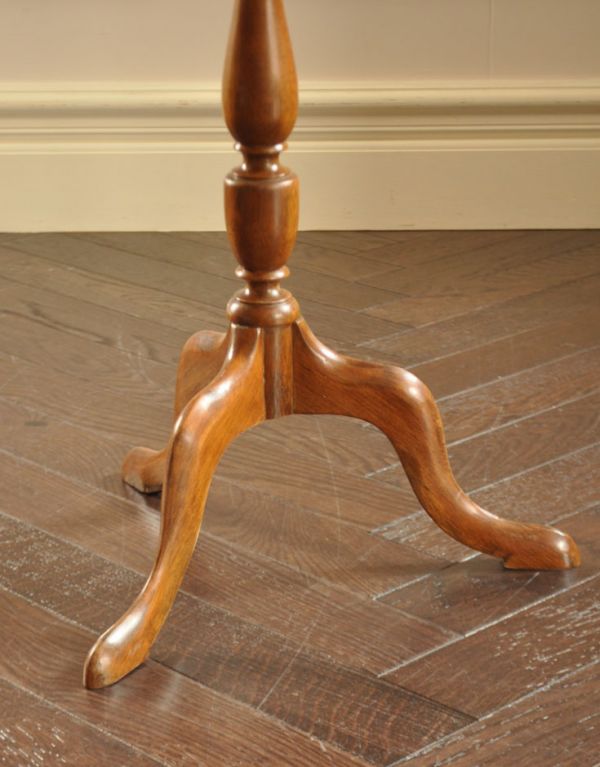 アンティーク家具　木製の可愛いイギリスアンティーク家具、丸い形のティーテーブル。脚先までこだわっています。(k-1102-f)