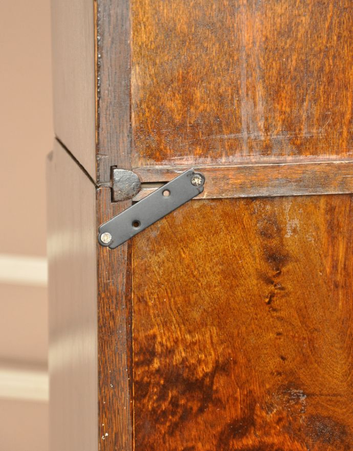 アンティークのキャビネット　アンティーク家具　アンティークの英国家具、飾り棚付きのスタッキングブックケース。当時の金具が残っています。(k-1103-f-1)