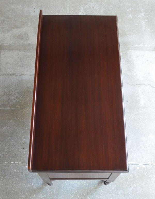 アンティークのキャビネット　アンティーク家具　キャスター脚のアンティーク英国家具、カップボードチェスト（キャビネット）。天板もキレイな状態で仕上げてあります。(k-1106-f)