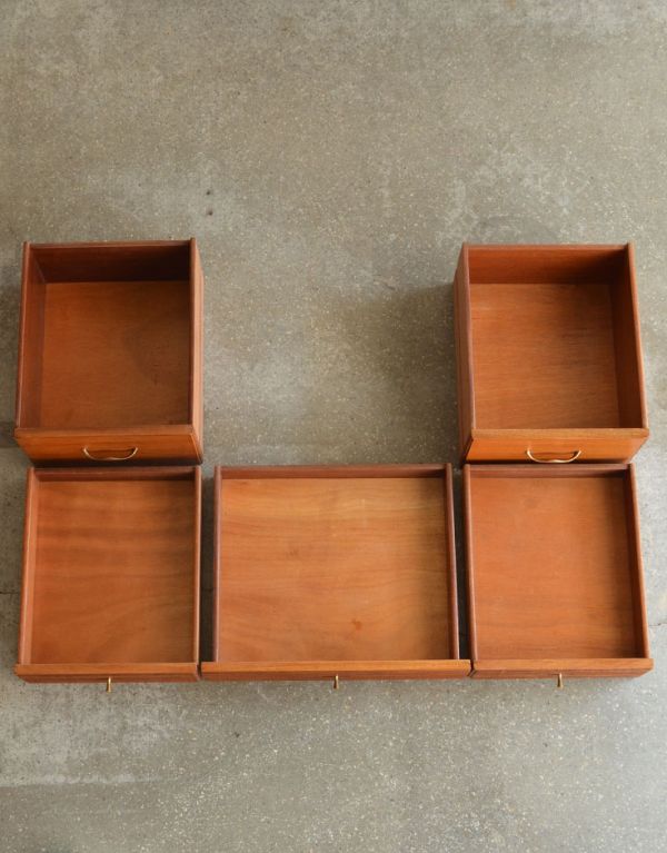 ロイドテーブル　アンティーク家具　カッコイイデザインの英国アンティーク家具、ライティングデスク（机）。引き出しは全部で５杯。(k-1107-f)