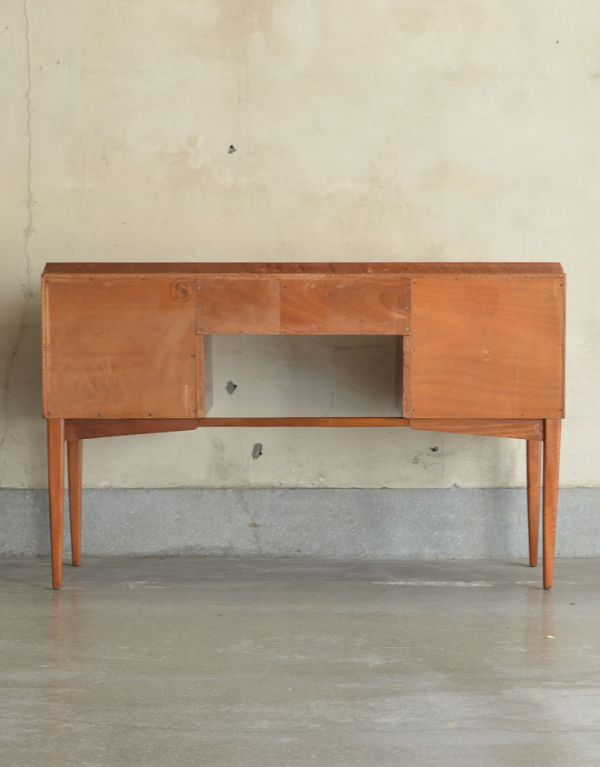 ロイドテーブル　アンティーク家具　カッコイイデザインの英国アンティーク家具、ライティングデスク（机）。きちんとメンテナンスしているので、裏から見てもキレイな状態です。(k-1107-f)