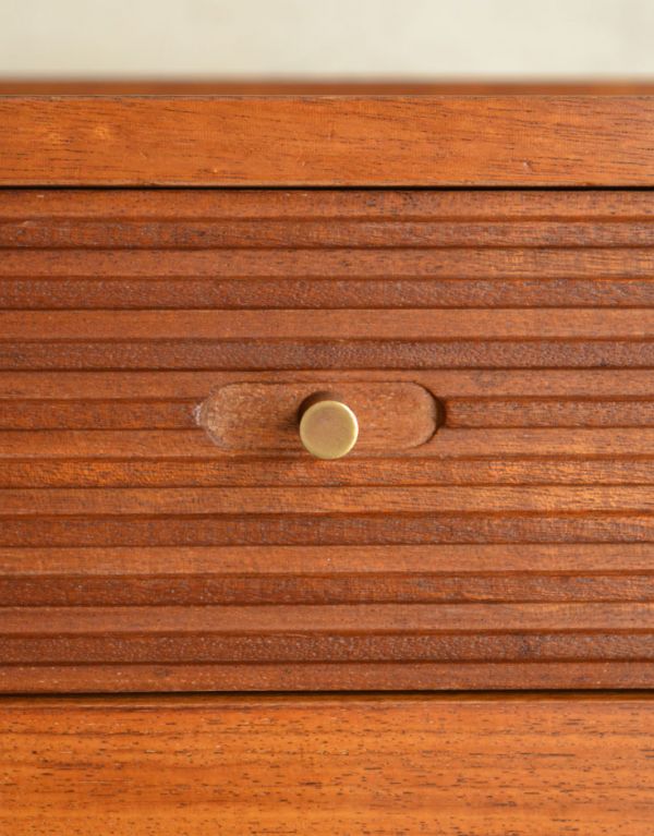 ロイドテーブル　アンティーク家具　カッコイイデザインの英国アンティーク家具、ライティングデスク（机）。上段の引き出しの取っ手です。(k-1107-f)