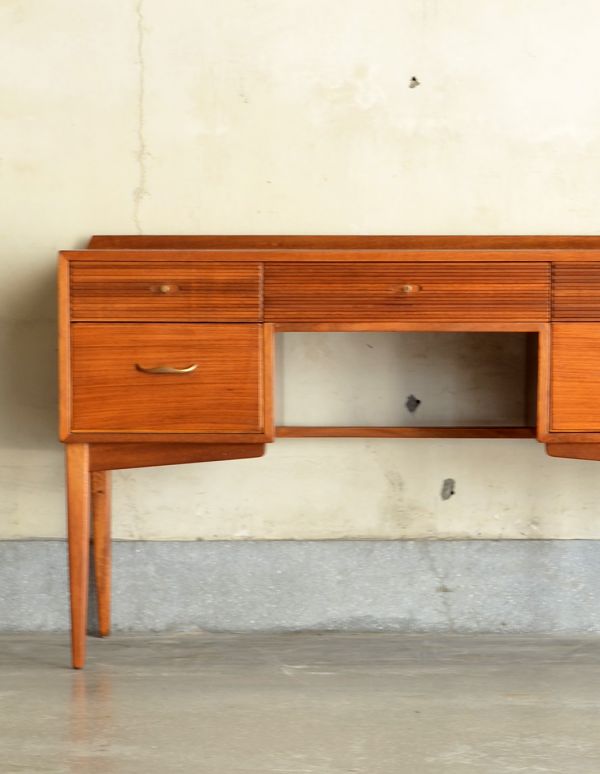 ロイドテーブル　アンティーク家具　カッコイイデザインの英国アンティーク家具、ライティングデスク（机）。高級感のある木製のデスク。(k-1107-f)