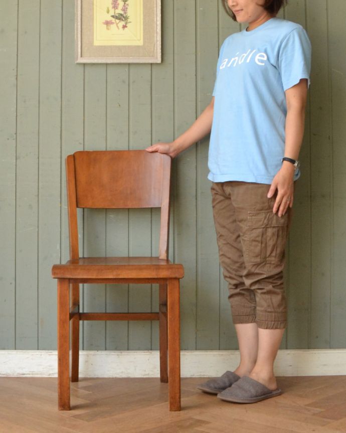 キッチンチェア　アンティーク チェア　大人もしっかりと座る事ができる木製のスクールチェア、イギリスで見つけたアンティークチェア。お部屋の片隅に置いて、クッションやバスケットなどを飾ってみてはいかがでしょう？（モデルの身長は158cmです）。(k-1108-c)