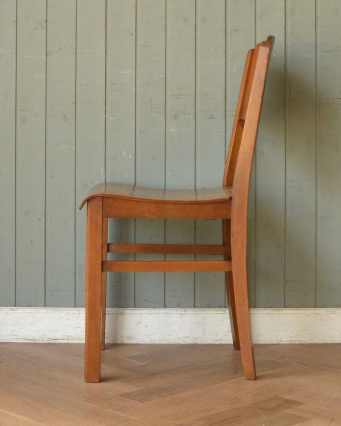 キッチンチェア　アンティーク チェア　大人もしっかりと座る事ができる木製のスクールチェア、イギリスで見つけたアンティークチェア。しっかりと支えてくてる背もたれの角度は、長く座っていても疲れません。(k-1108-c)