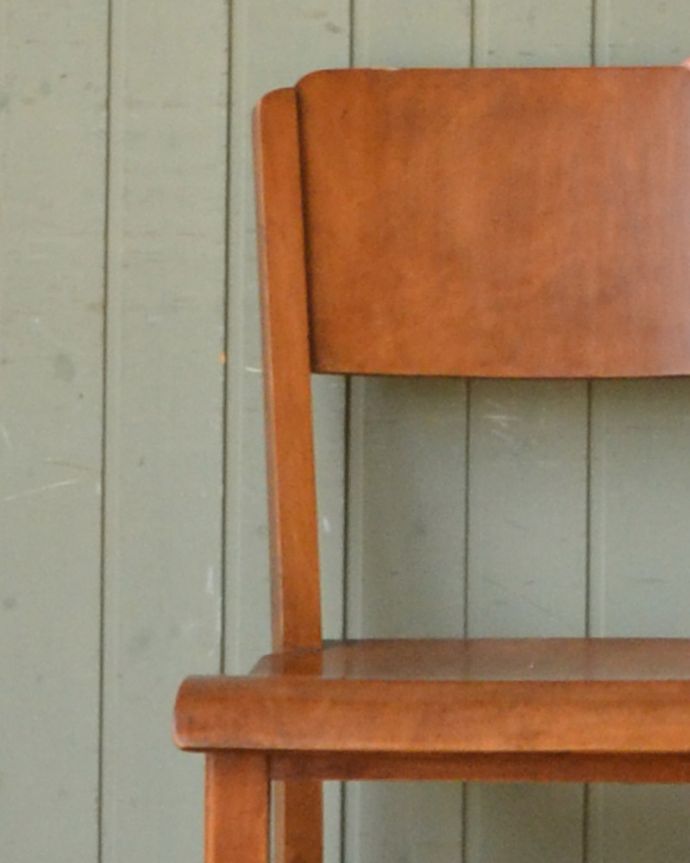 キッチンチェア　アンティーク チェア　大人もしっかりと座る事ができる木製のスクールチェア、イギリスで見つけたアンティークチェア。キズや汚れ、木目や色は1脚1脚微妙に違いますが、どれもキレイに仕上げています。(k-1108-c)