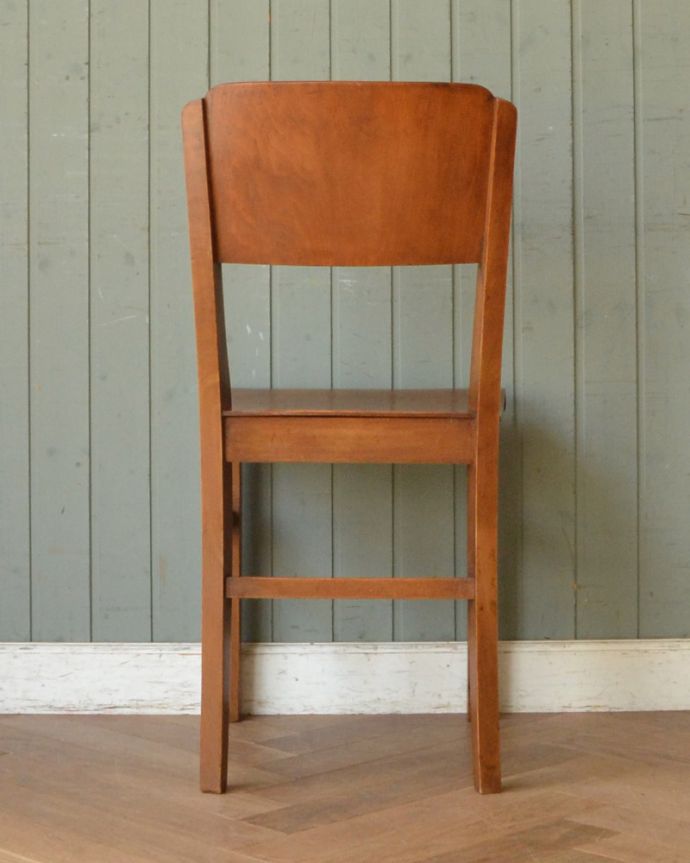 キッチンチェア　アンティーク チェア　大人もしっかりと座る事ができる木製のスクールチェア、イギリスで見つけたアンティークチェア。後ろ姿も可愛いスクールチェア。(k-1108-c)