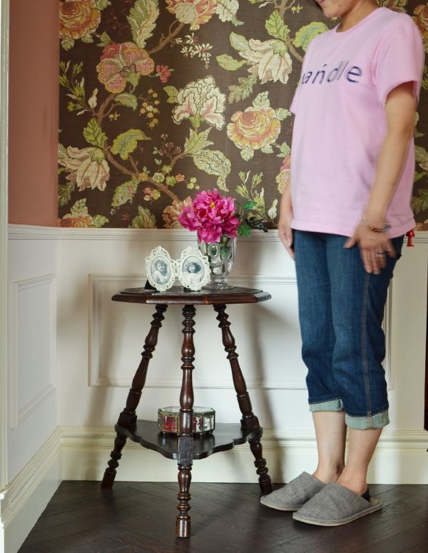 ロイドテーブル　アンティーク家具　上品なアンティーク家具、美しい彫りを施したオケージョナルテーブル。３本脚でバランスよく立っています。(k-1108-f)