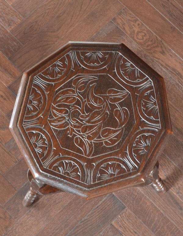 ロイドテーブル　アンティーク家具　上品なアンティーク家具、美しい彫りを施したオケージョナルテーブル。天板もキレイに仕上げました。(k-1108-f)