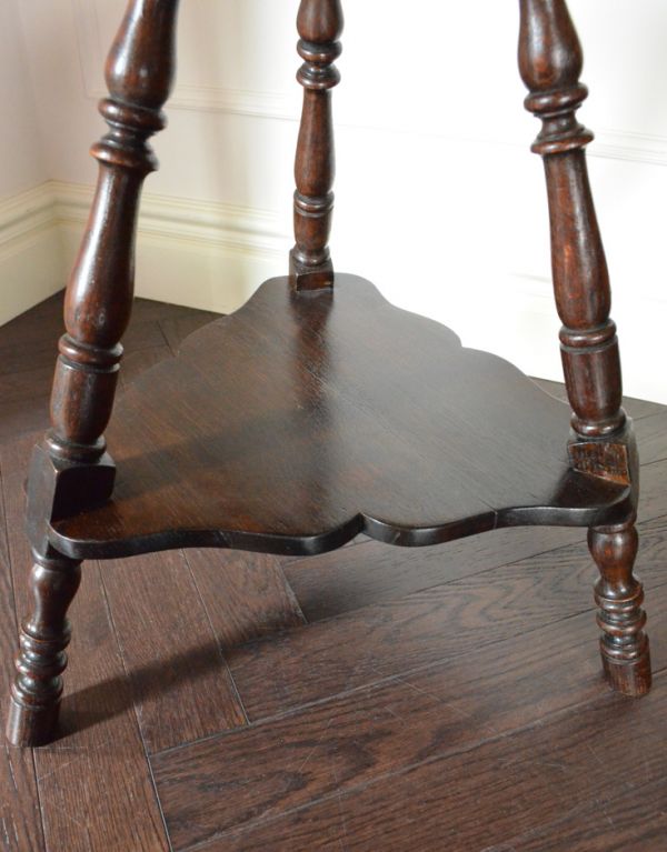 ロイドテーブル　アンティーク家具　上品なアンティーク家具、美しい彫りを施したオケージョナルテーブル。下にはちょっとした物置があります。(k-1108-f)