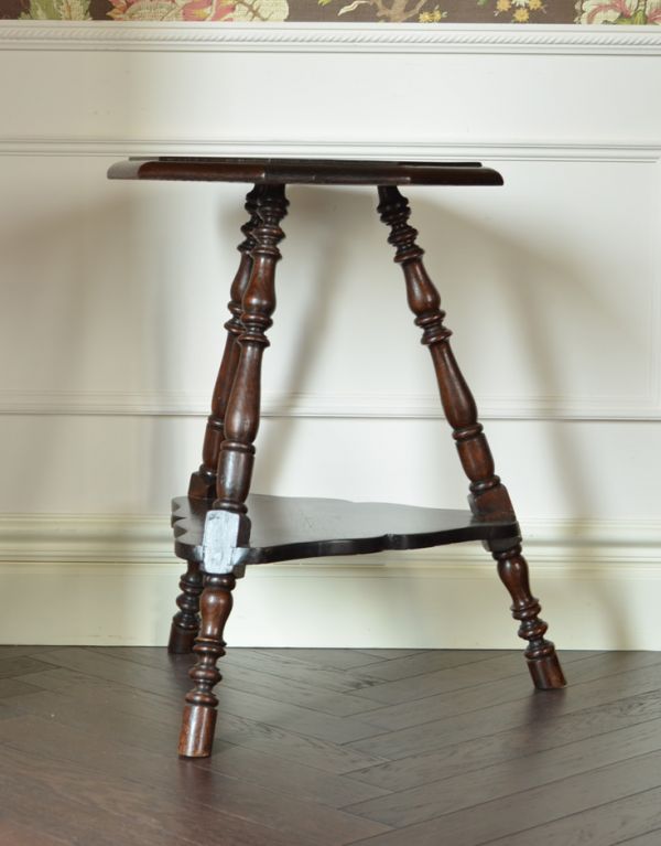 ロイドテーブル　アンティーク家具　上品なアンティーク家具、美しい彫りを施したオケージョナルテーブル。どこでも使える便利なオケージョナルテーブル。(k-1108-f)