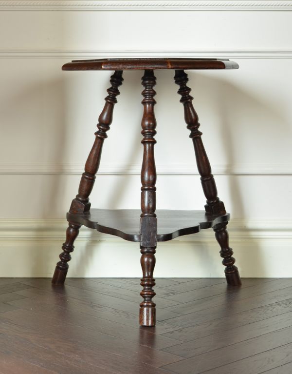 ロイドテーブル　アンティーク家具　上品なアンティーク家具、美しい彫りを施したオケージョナルテーブル。きちんと修復しているので、届いたその日からお使いいただけます。(k-1108-f)