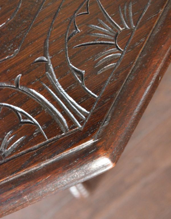 ロイドテーブル　アンティーク家具　上品なアンティーク家具、美しい彫りを施したオケージョナルテーブル。大人っぽいカラーで落ち着きがあります。(k-1108-f)