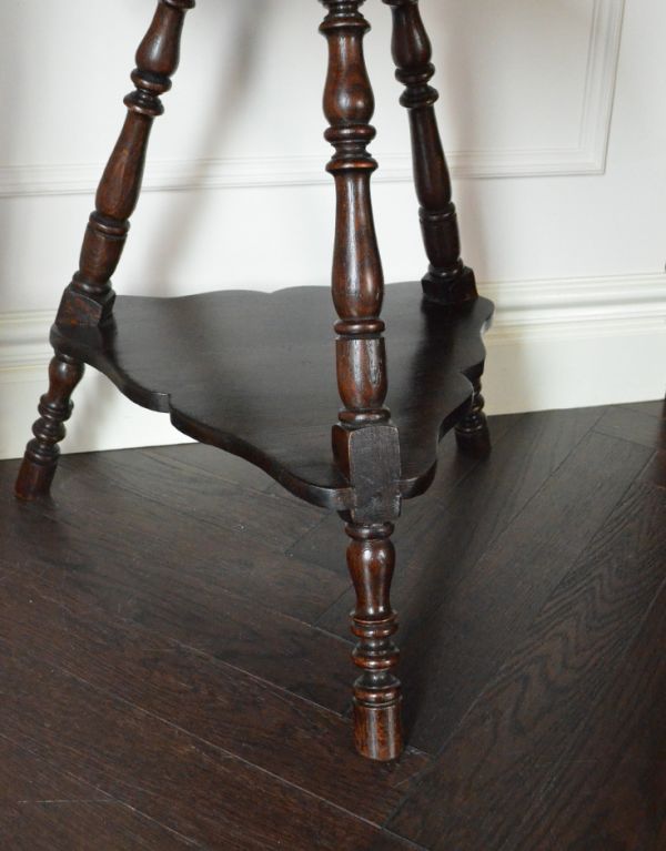 ロイドテーブル　アンティーク家具　上品なアンティーク家具、美しい彫りを施したオケージョナルテーブル。しっかりお直ししてあるので安定感があります。(k-1108-f)