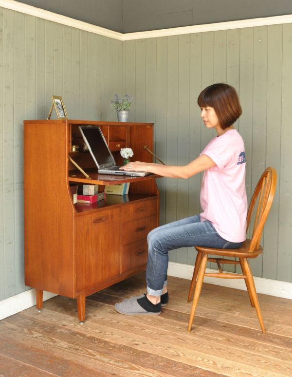 サイドバイサイド　アンティーク家具　北欧風のインテリア、ヴィンテージ家具のビューローデスク（机）。書き物やパソコンをする時は、ビューローを開いて使ってください。(k-1109-f)