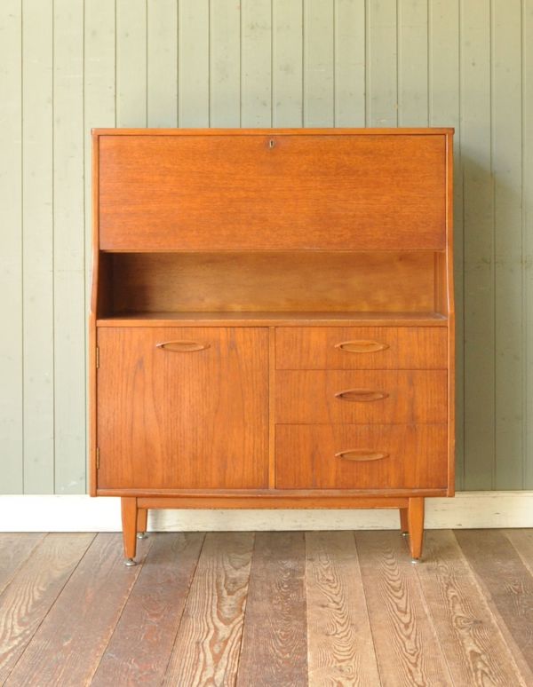 サイドバイサイド　アンティーク家具　北欧風のインテリア、ヴィンテージ家具のビューローデスク（机）。本棚とパソコンスペース、両方欲しい方にオススメなのが、このビューロー！スマートで北欧スタイルに似合うキャビネットです。(k-1109-f)