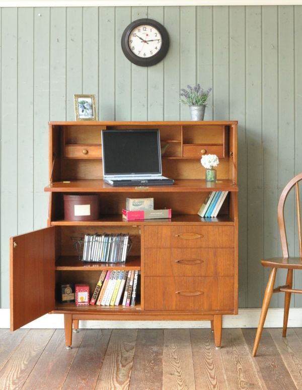 サイドバイサイド　アンティーク家具　北欧風のインテリア、ヴィンテージ家具のビューローデスク（机）。ビューローの下には大きな引き出しと扉が。(k-1109-f)